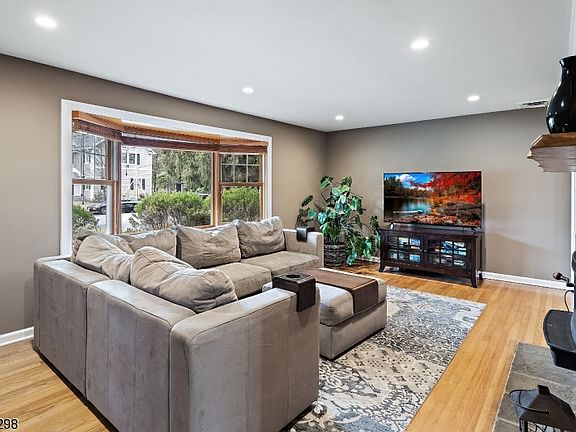 5th image of 10 Brook Dr S