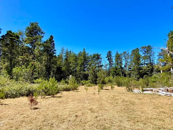 32695 Odom Ln, Fort Bragg, CA 95437