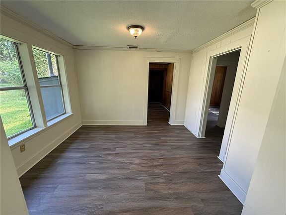 4th image of 306 Hillside Dr