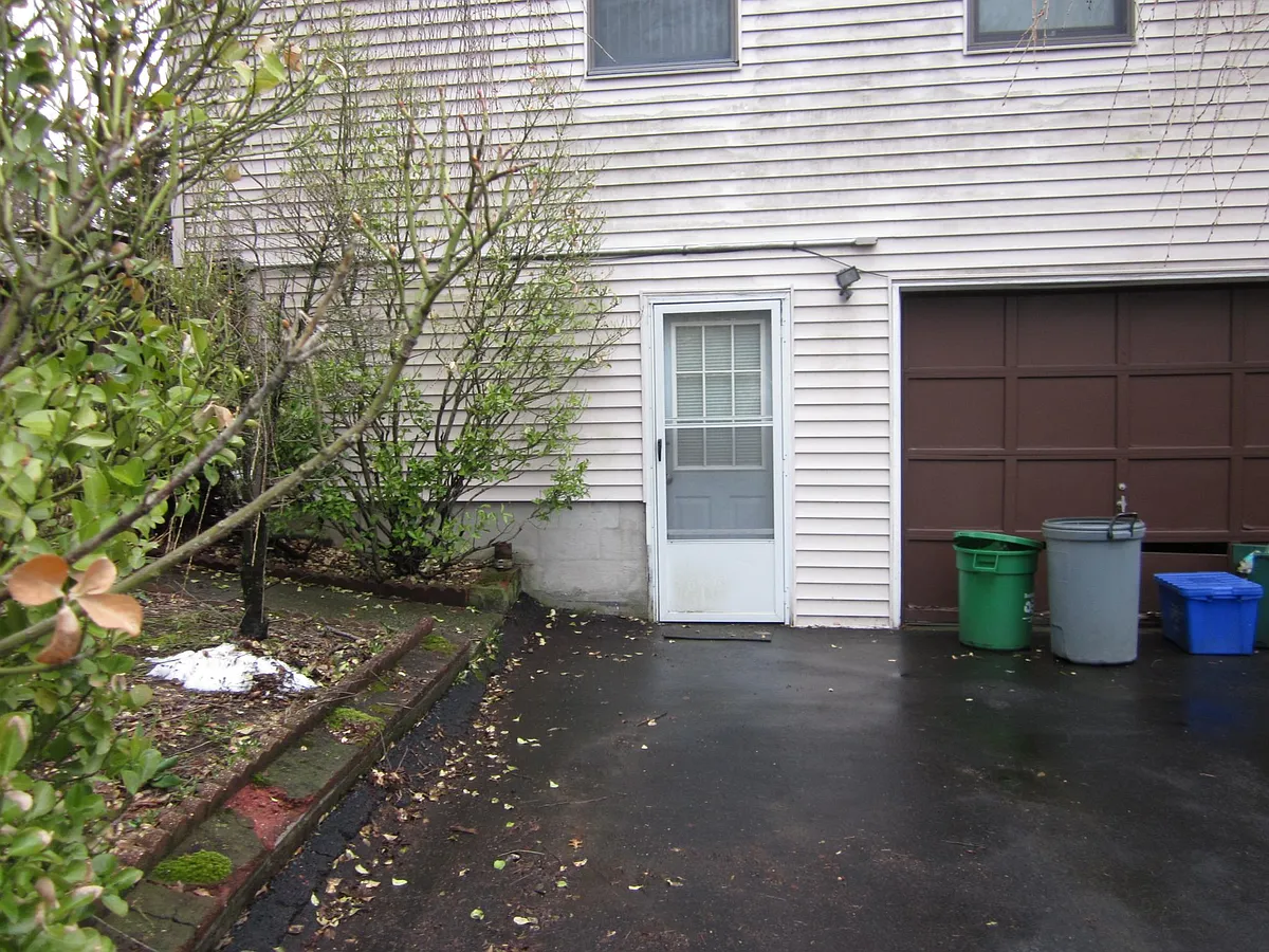 PRIVATE ENTRY - Twin Ct
