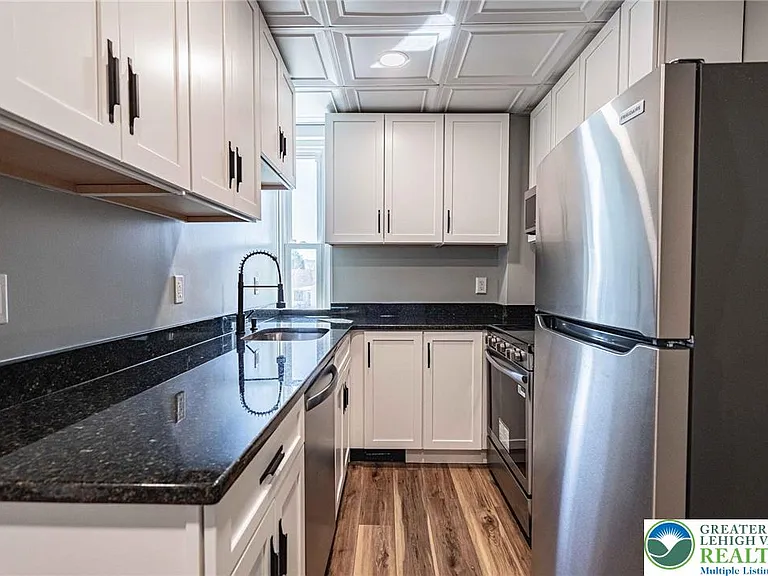 34 E Washington Ave — Photo 13