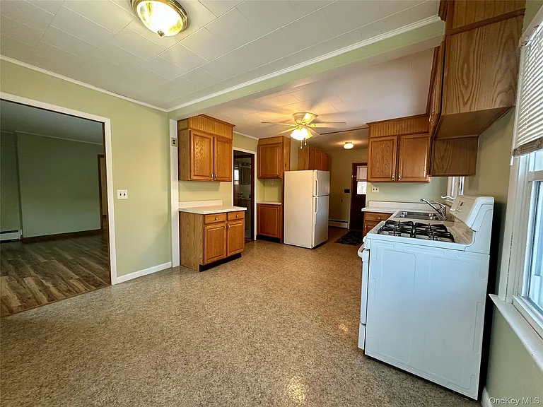 111 Round Hill Rd — Photo 12