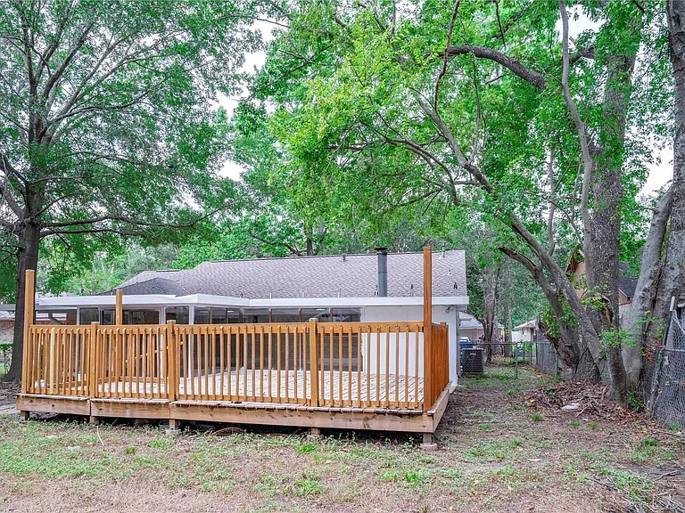 9214 Woodland Oaks Dr — Photo 32