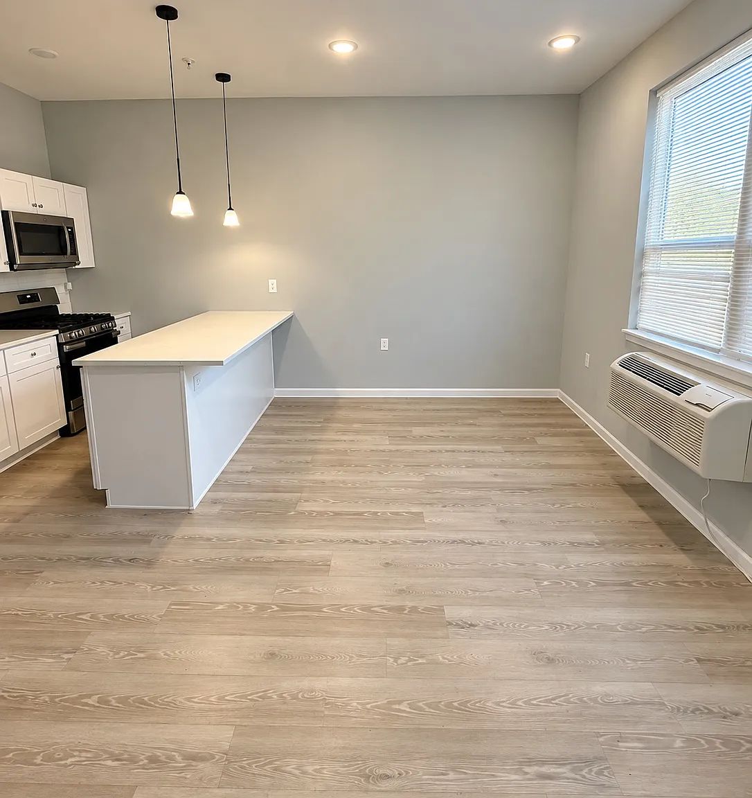 204 Harrison St — Photo 2
