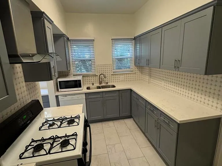 368 S Crescent Dr — Photo 2
