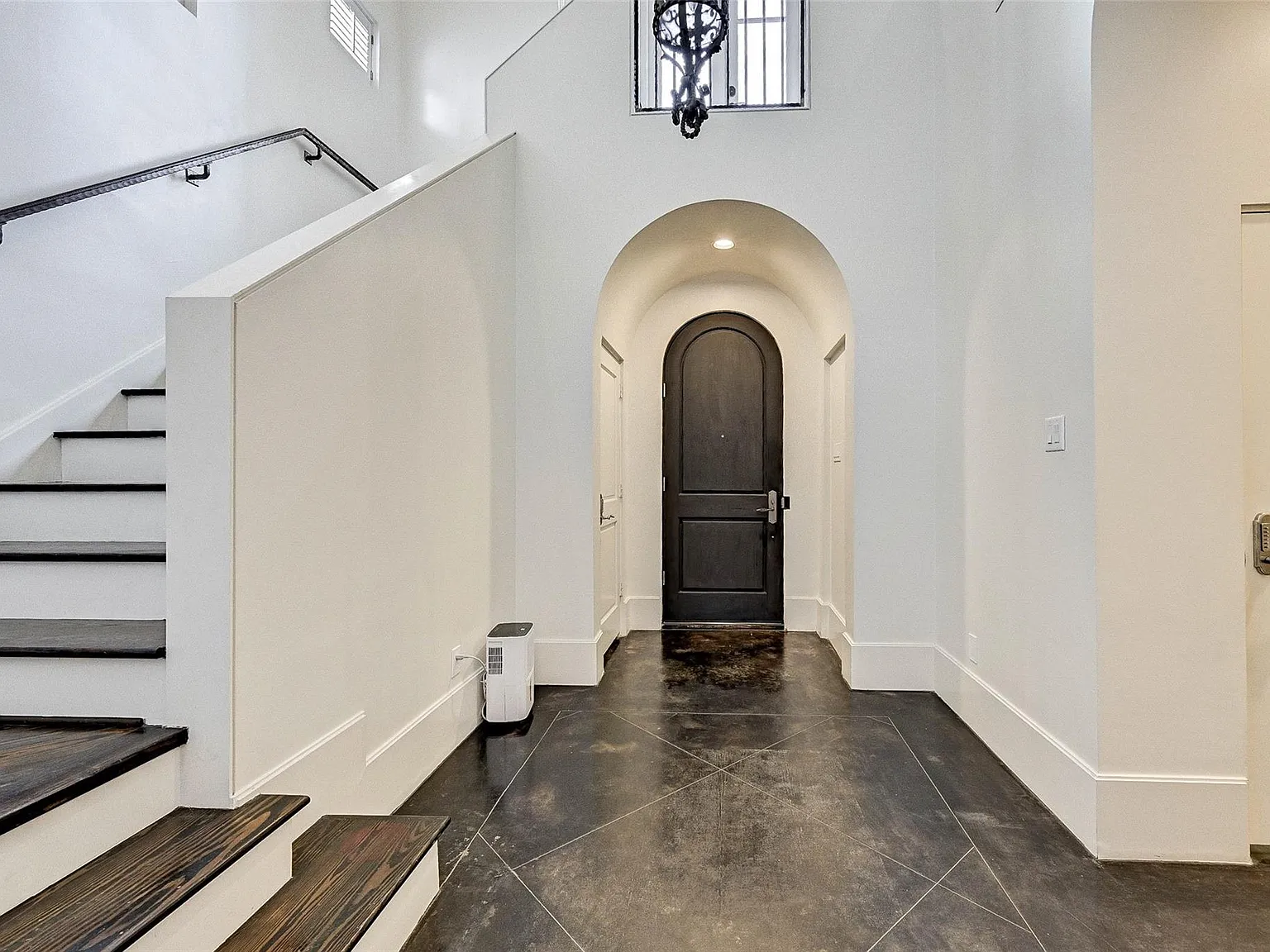4 bed, 4.0 bath, 3981 sqft, $4,350 — Photo 3