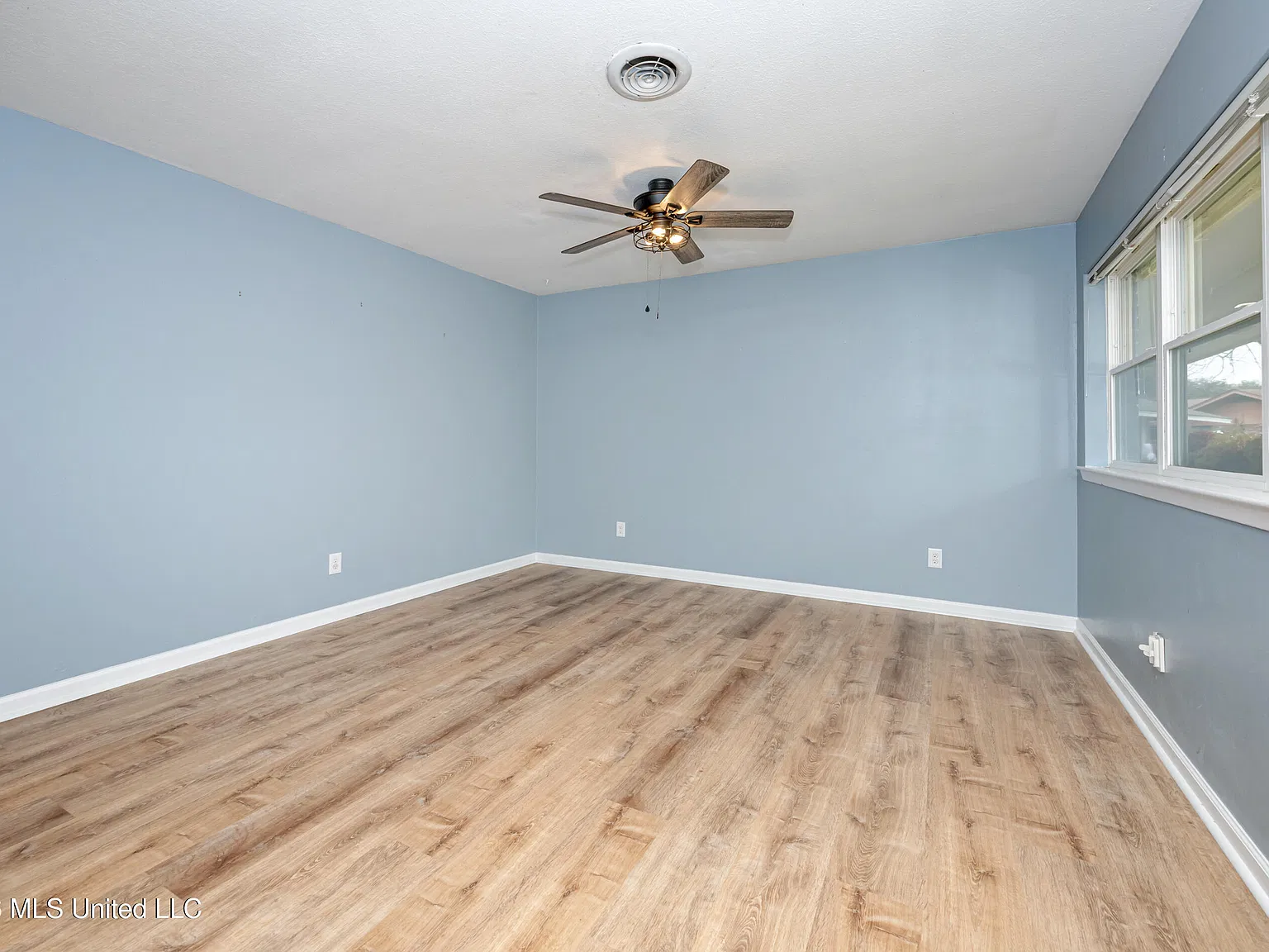 3 bed, 2.0 bath, 1264 sqft, $1,750 — Photo 2