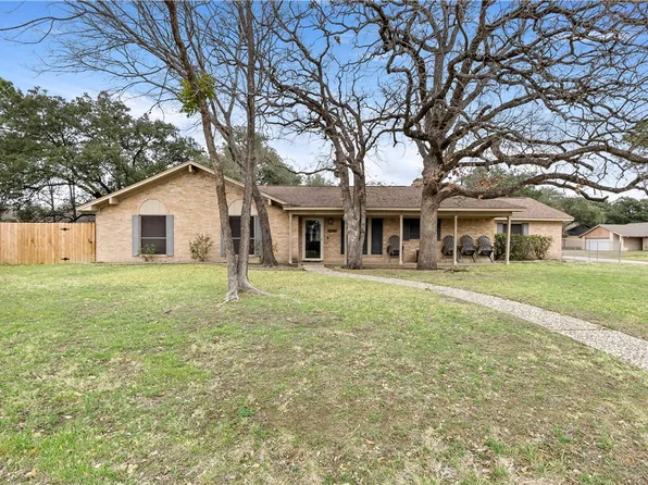 2403 Briar Oaks Dr, Bryan, TX 77802