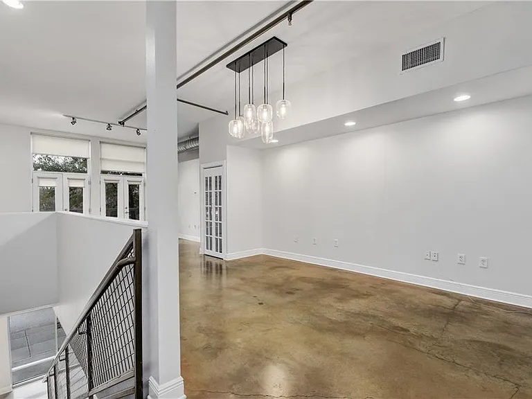 1601 E Cesar Chavez St #102 — Photo 9