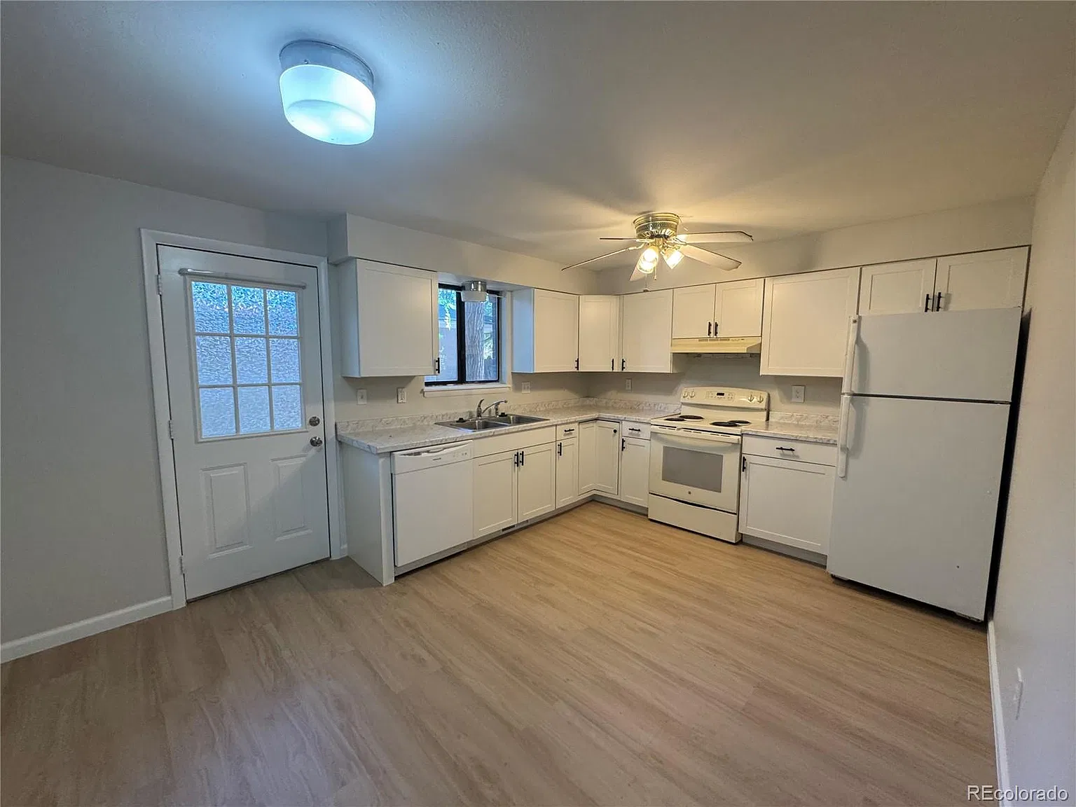 2 bed, 1.5 bath, 1105 sqft, $1,795 — Photo 3