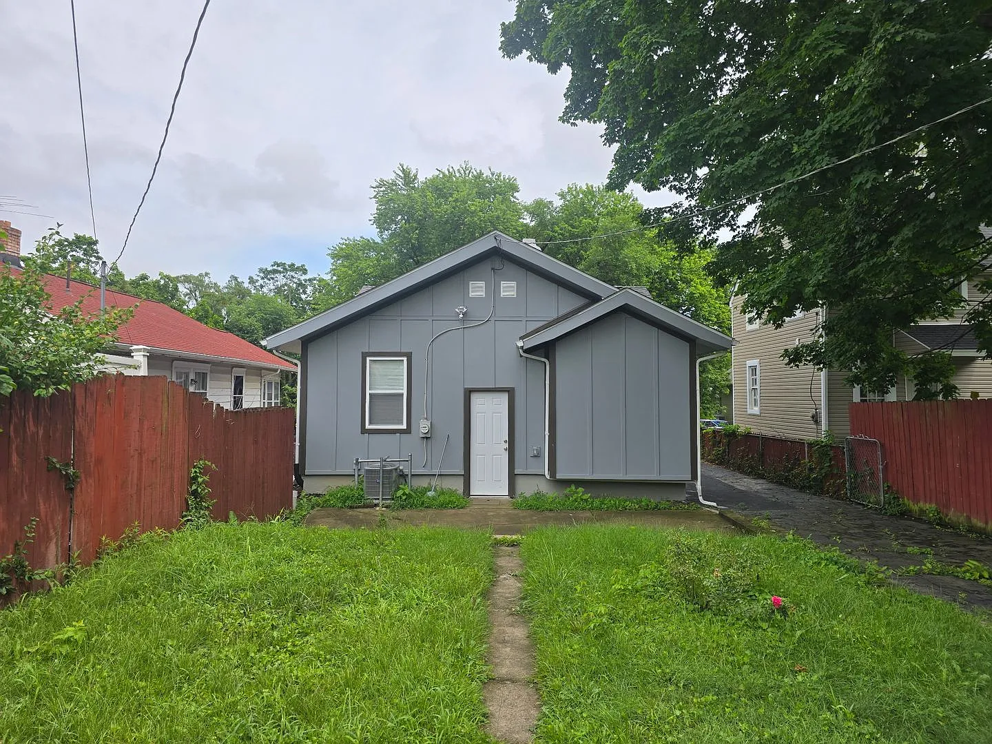 Beautifully Updated 2 bedroom 1 bathroom 776 sq ft home — Photo 2