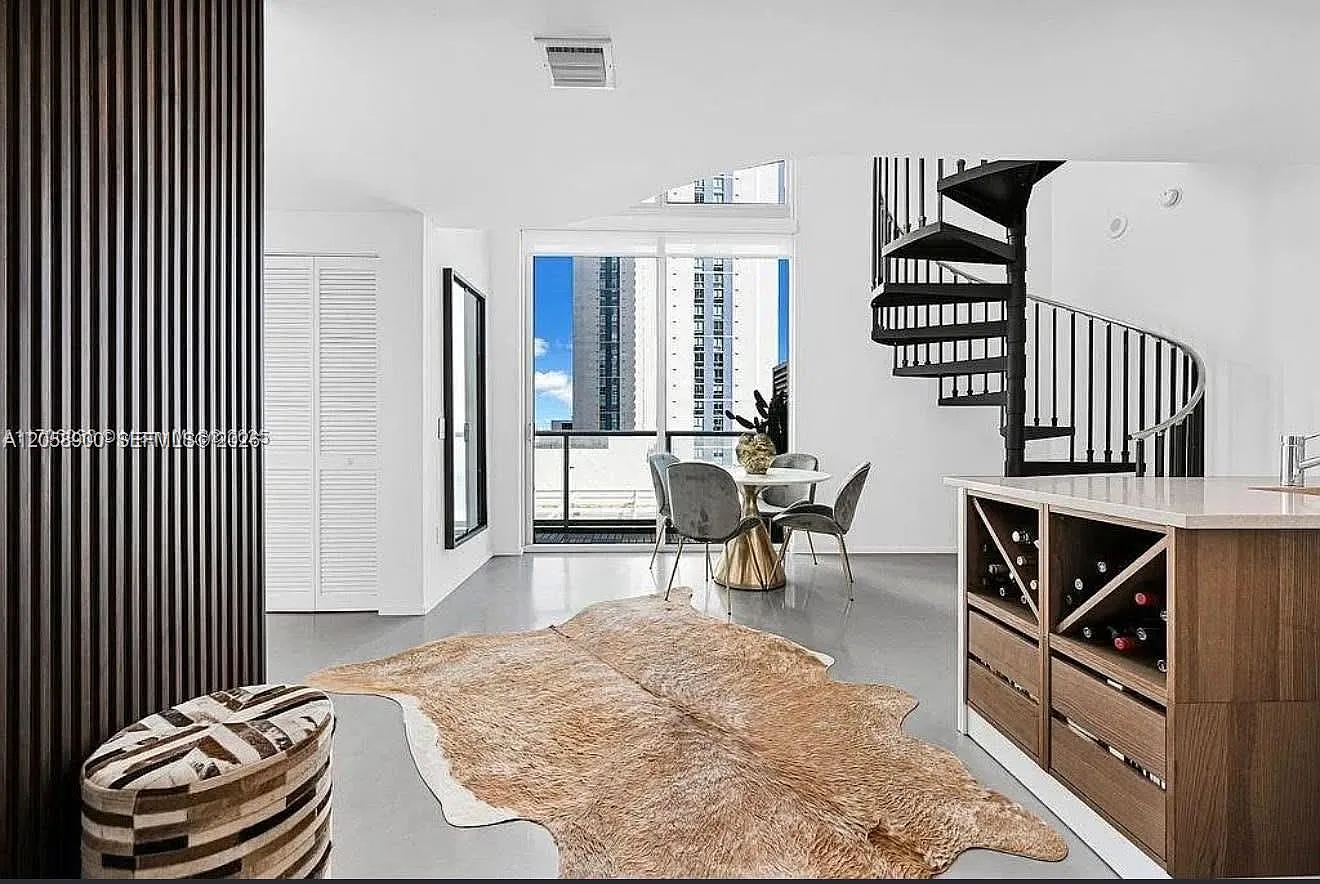Met 1 Condo — Photo 4