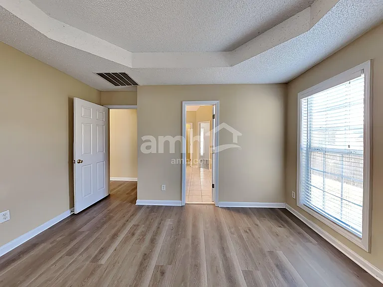 447 The Gables Dr — Photo 8