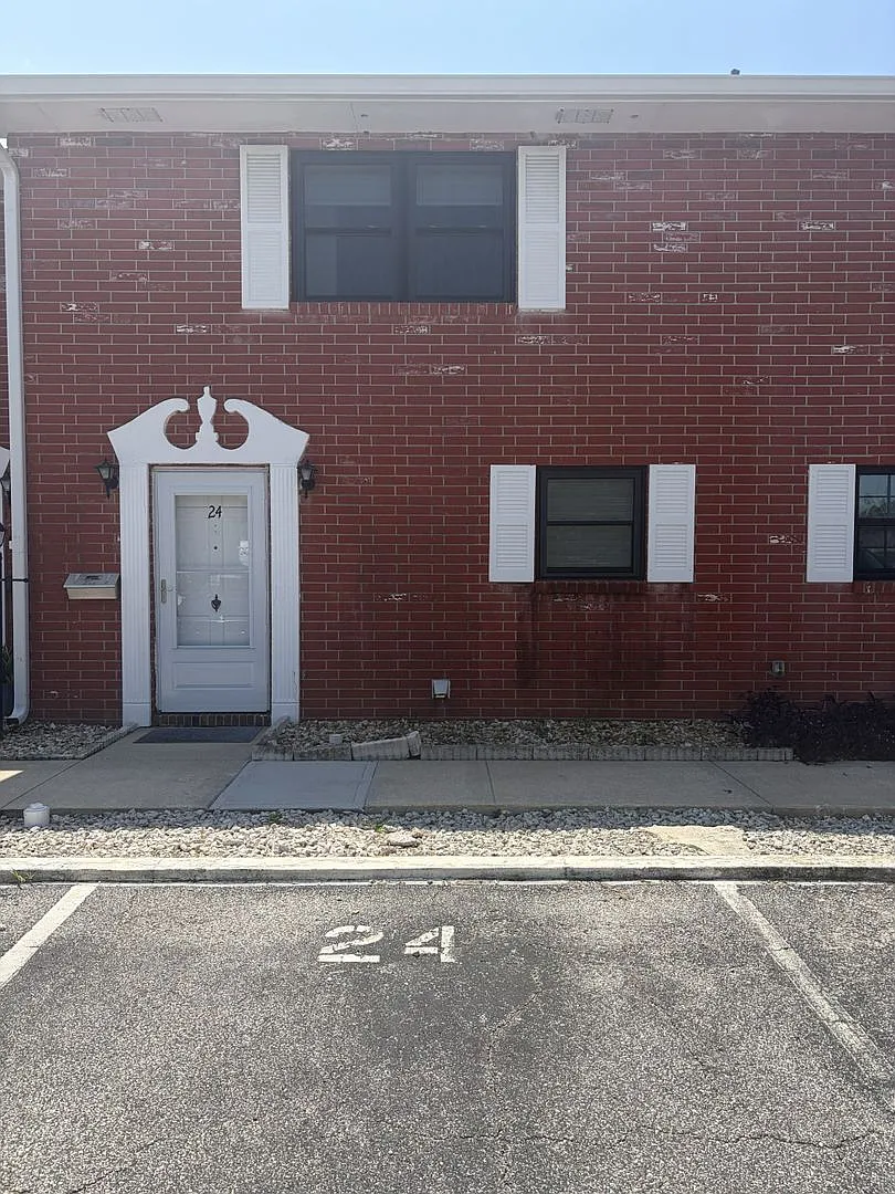 Prestigous Townhome in Colonial Townhouses — Photo 1