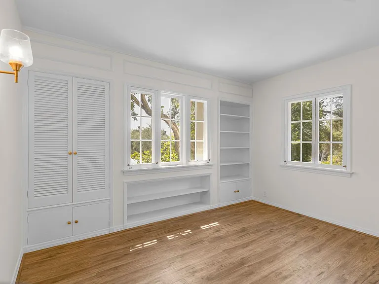 2151 N Altadena Dr — Photo 15