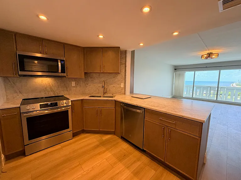 2100 S Ocean Dr #16H — Photo 4