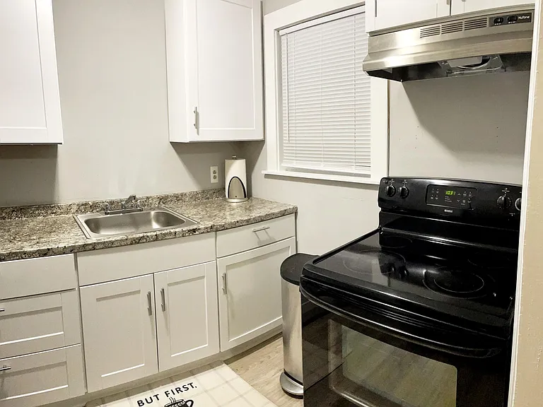 806 W Queen St — Photo 3