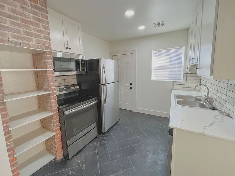 2542 NW 21st St — Photo 10