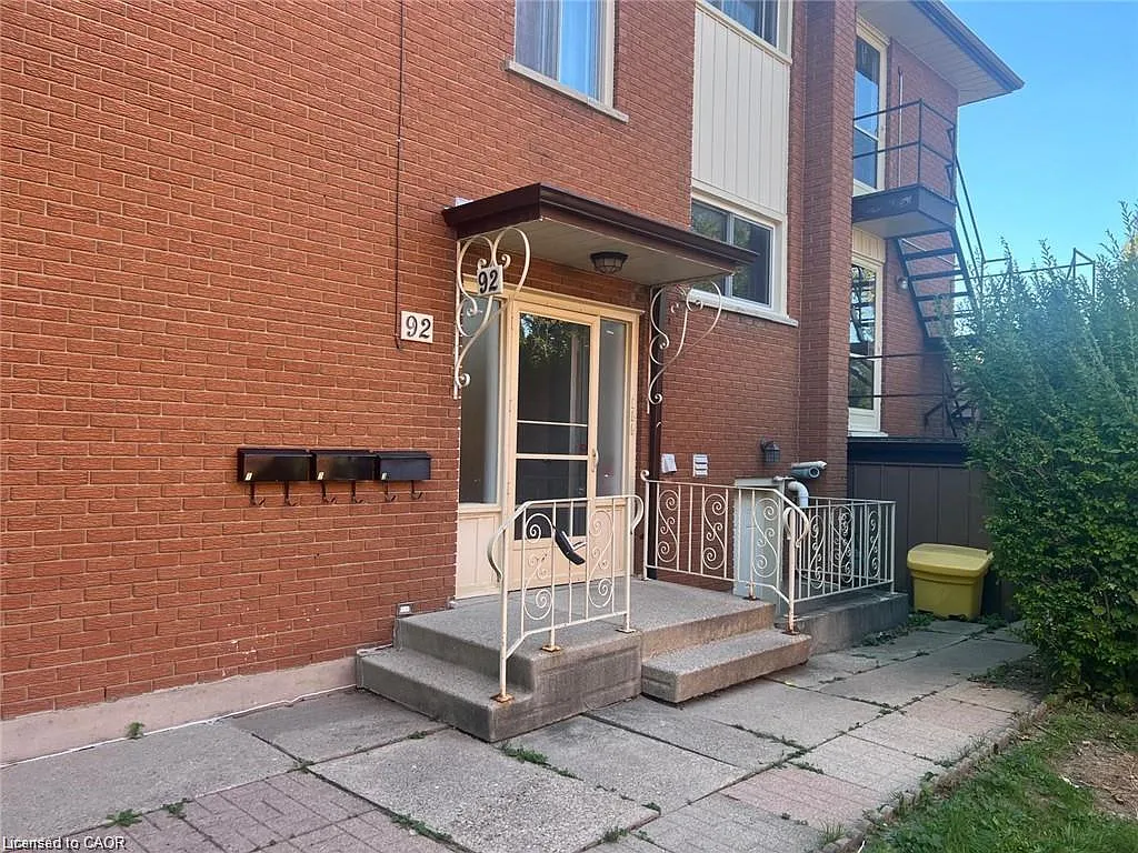 3 bed, 1.0 bath, 1033 sqft, $2,300 — Photo 3