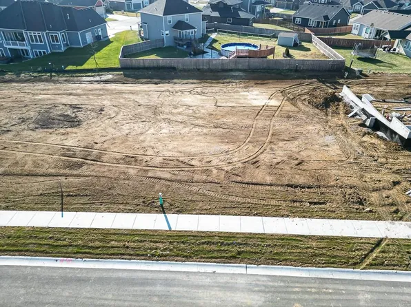 10 Stone Creek Ave, Tonganoxie, KS 66086