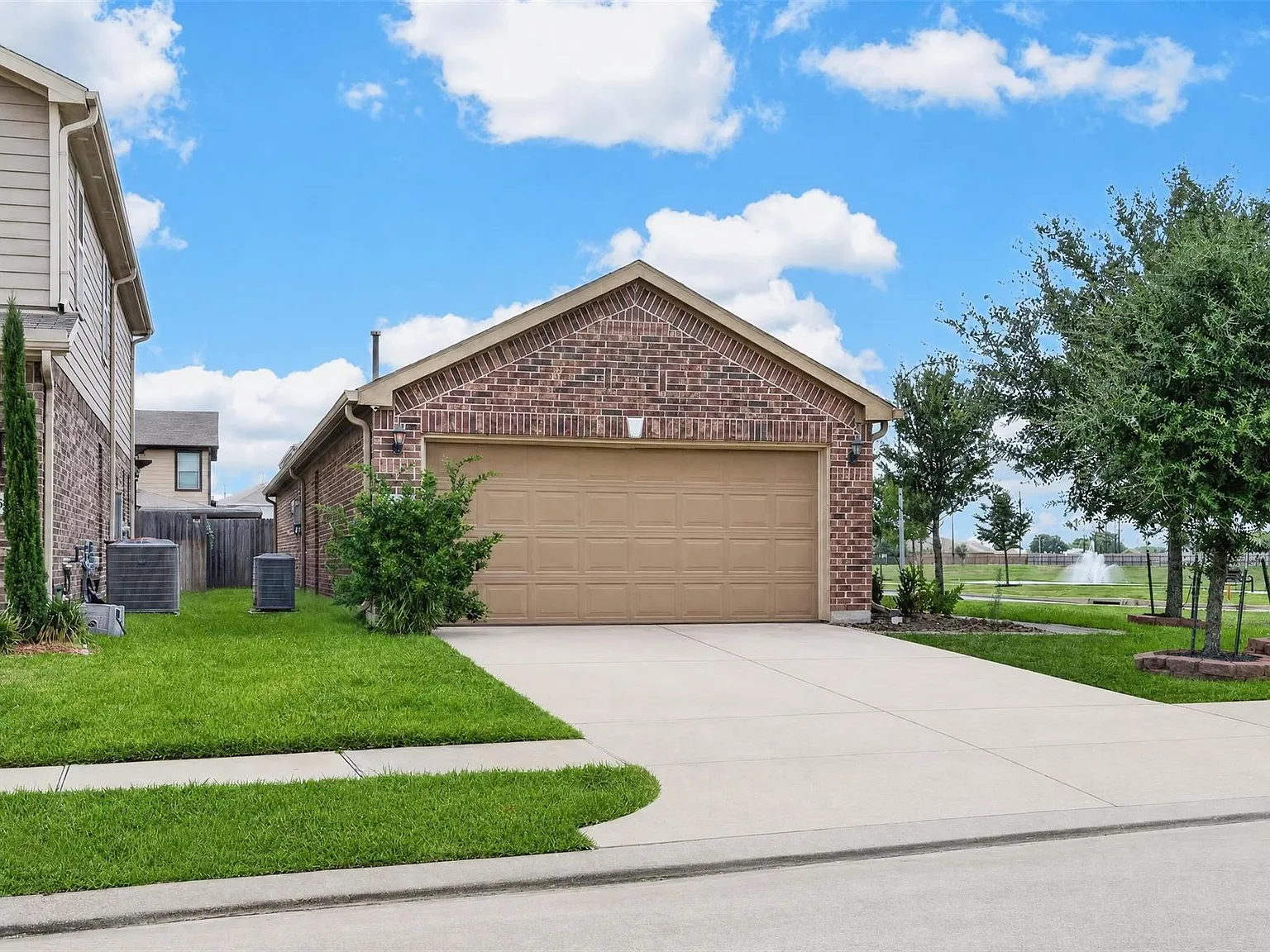 3 bed, 2.0 bath, 1645 sqft, $2,400 — Photo 4