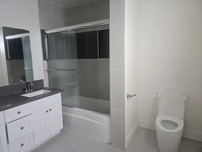 1150 1/2 Hobart Pl — Photo 8