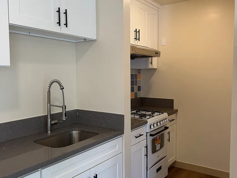 436 Roosevelt Ave — Photo 2
