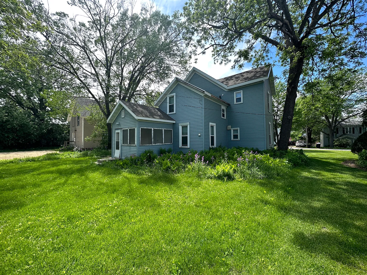 5 bed, 1800 sqft, $1,825 — Photo 2