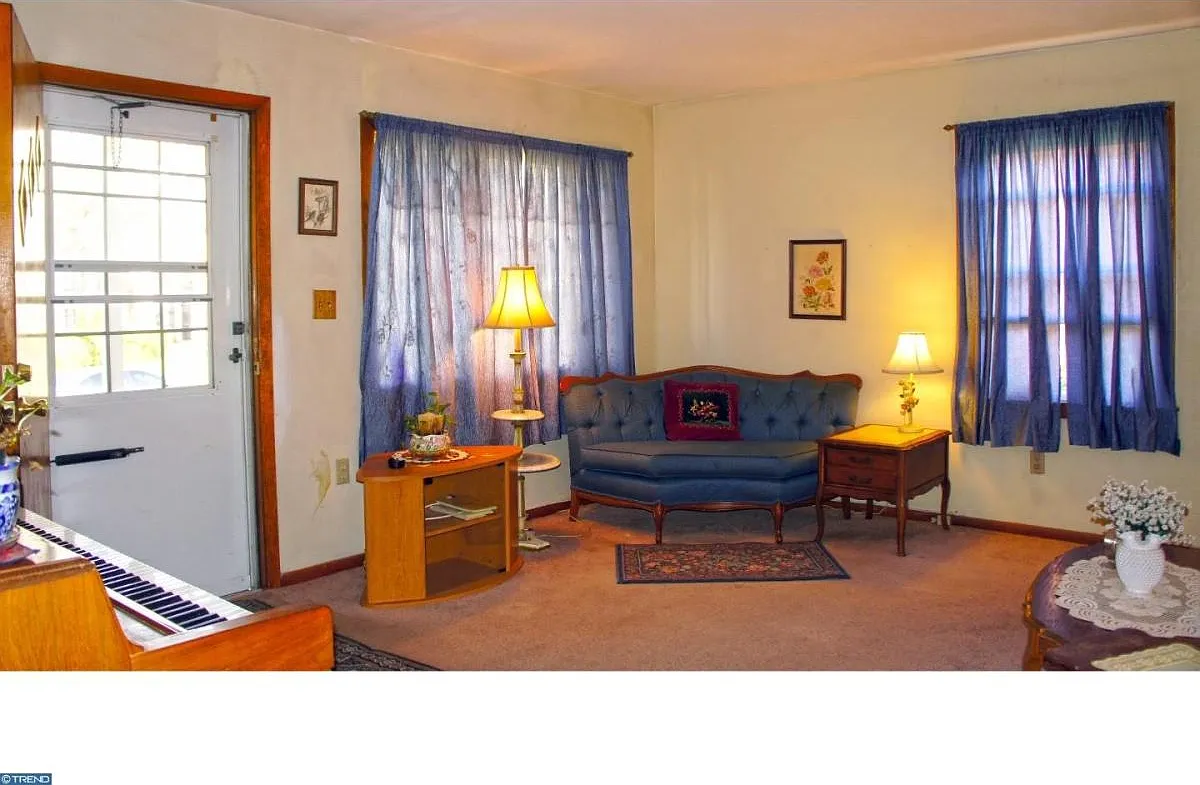 3 bed, 1.5 bath, 1311 sqft, $2,400 — Photo 2