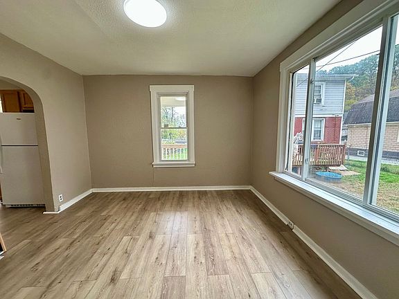 5th image of 102 Ivy St