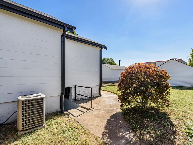 6026 Scanlan Ave — Photo 31