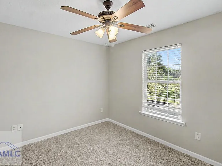 401 E Banks St — Photo 10