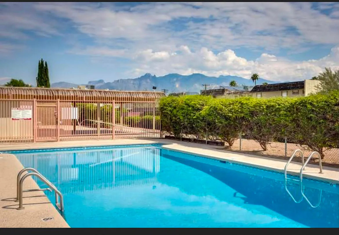 3 bed, 2.5 bath, 1425 sqft, $500 — Photo 1