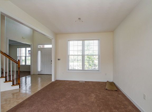 3rd image of 109 Sweetbriar Ln