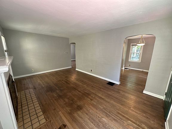 4th image of 446 E Royal Forest Blvd