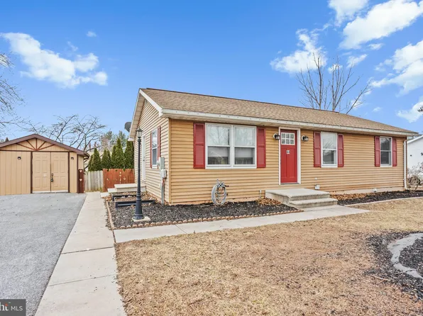 44 E Locust Ln, New Oxford, PA 17350