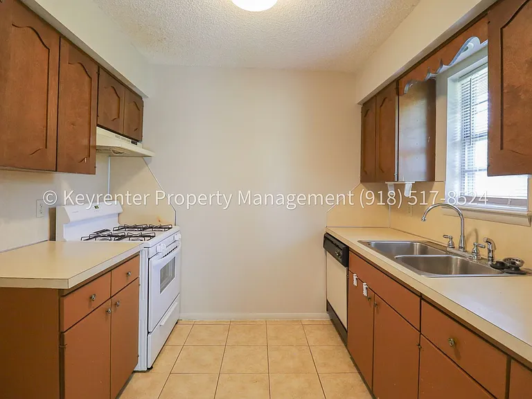 6135 - 6137 S Troost Ave Duplex — Photo 19