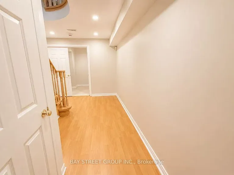 1054 Chateau Ct — Photo 34