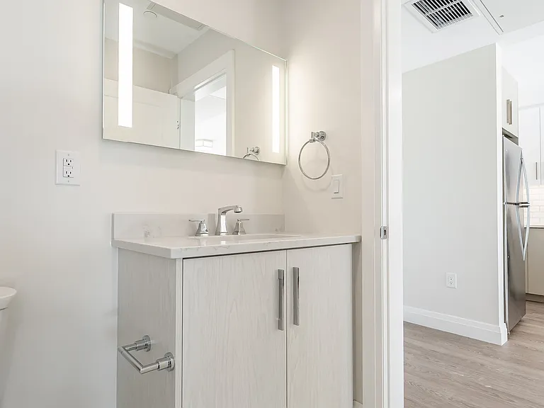 460 Columbia St W — Photo 33