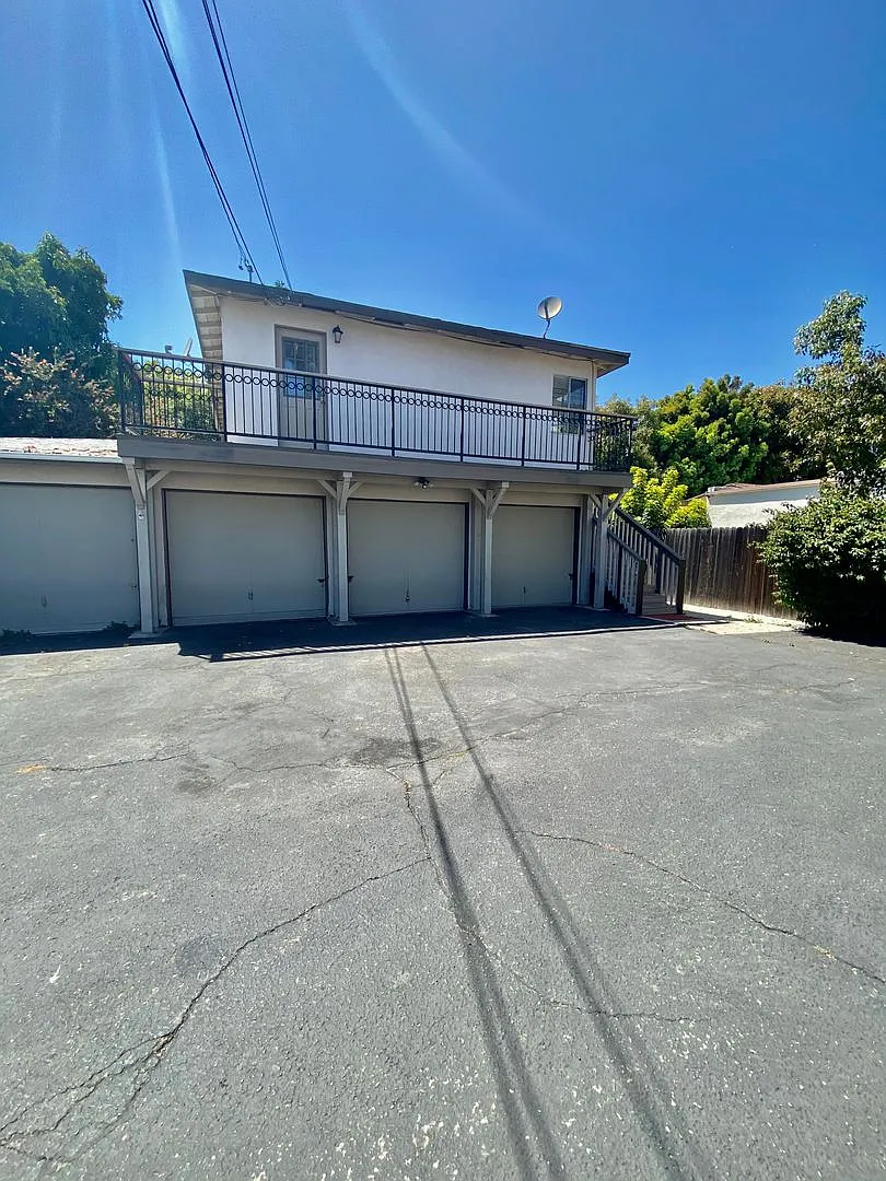 Midtown Ventura - Single story, three bedroom, two bath apartment — Photo 1