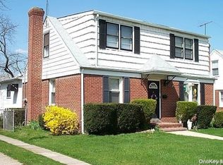 166 Colonial Ave, Williston Park, NY