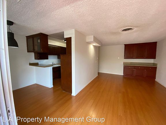 5th image of 11146 Camarillo St #9