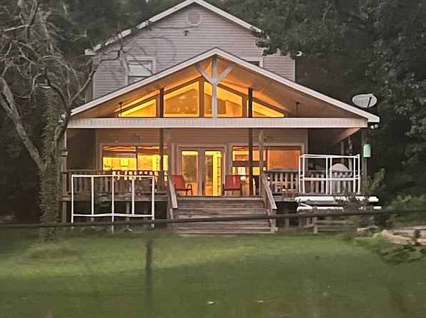 48 Lakeshore Dr
