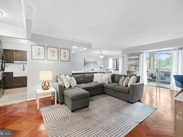 5901 Mount Eagle Dr APT 215, Alexandria, VA 22303