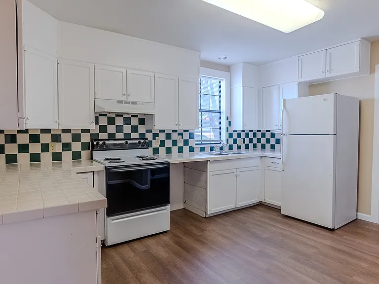 1121 Wallace St — Photo 6
