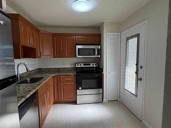 5th image of 1201 NE 191st St #G313