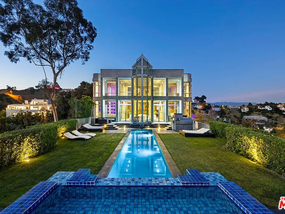 2260 Sunset Plaza Dr