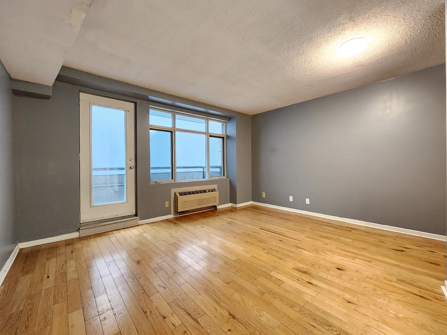 595 Somerset Street West — Photo 4