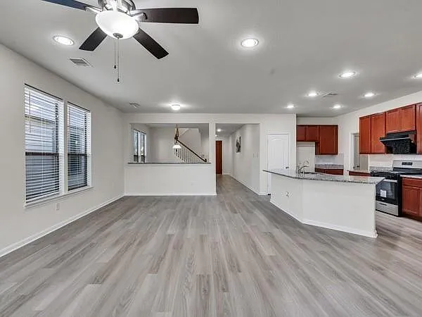 5 bed, 2.5 bath, 3305 sqft, $2,950 — Photo 4