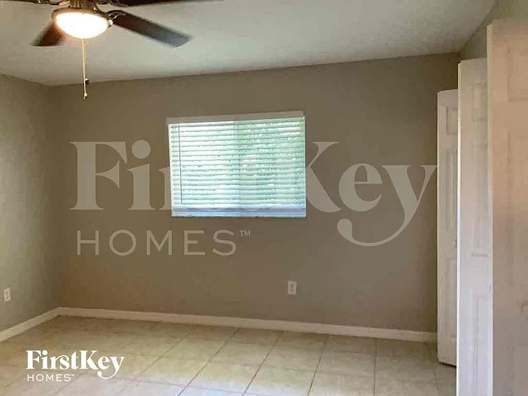 524 SW 25th Ln — Photo 5